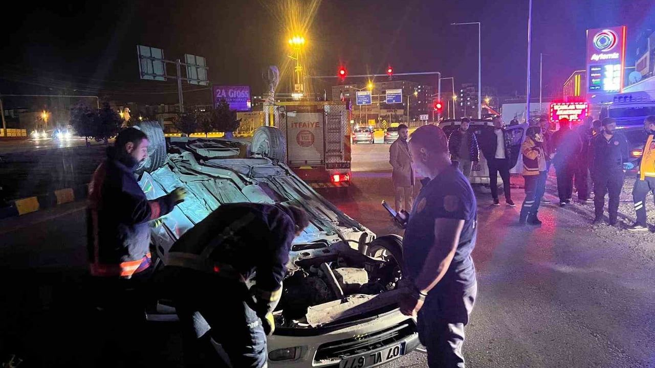 Van'da otogar kavşağında otomobil takla attı: 1 yaralı