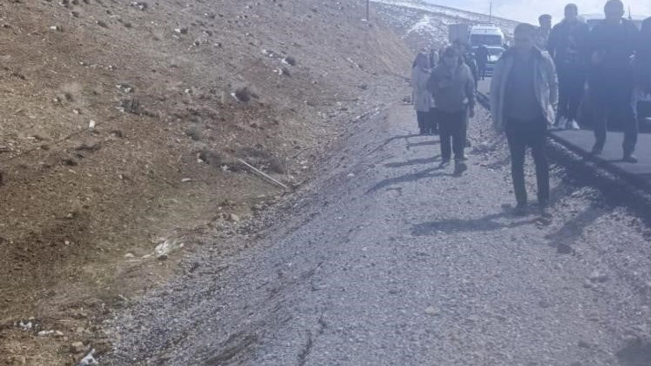 Van'da Zernek Barajı mevkiinde kamyonet şarampole devrildi: 4 yaralı