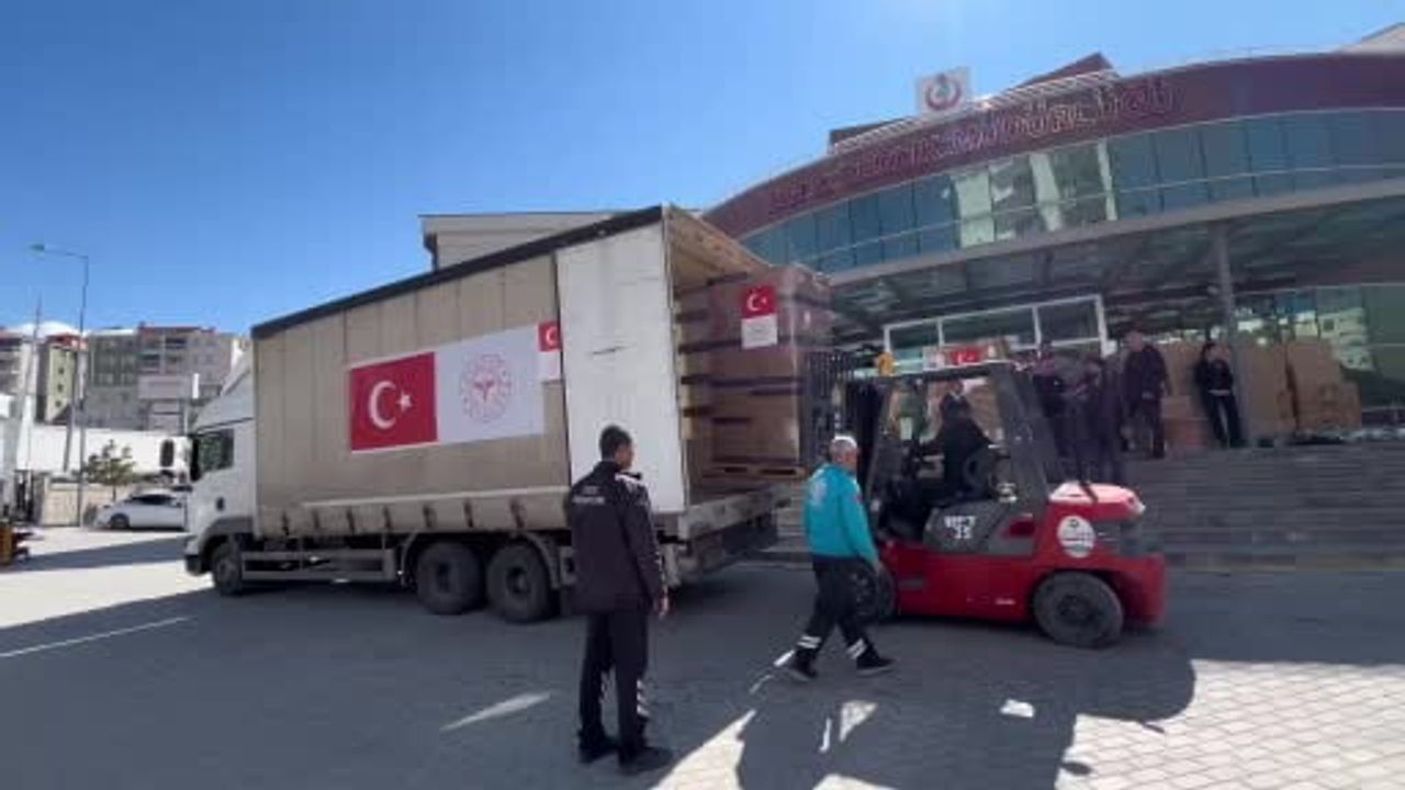 Van'dan İran'a 3 Tır Tıbbi Yardım Gönderildi