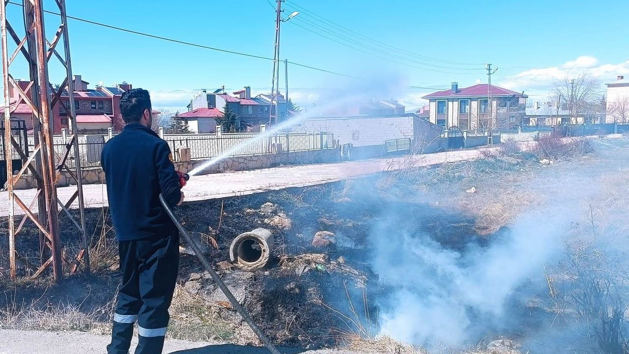Van Edremit'te anız yangını itfaiye ekiplerince kısa sürede söndürüldü