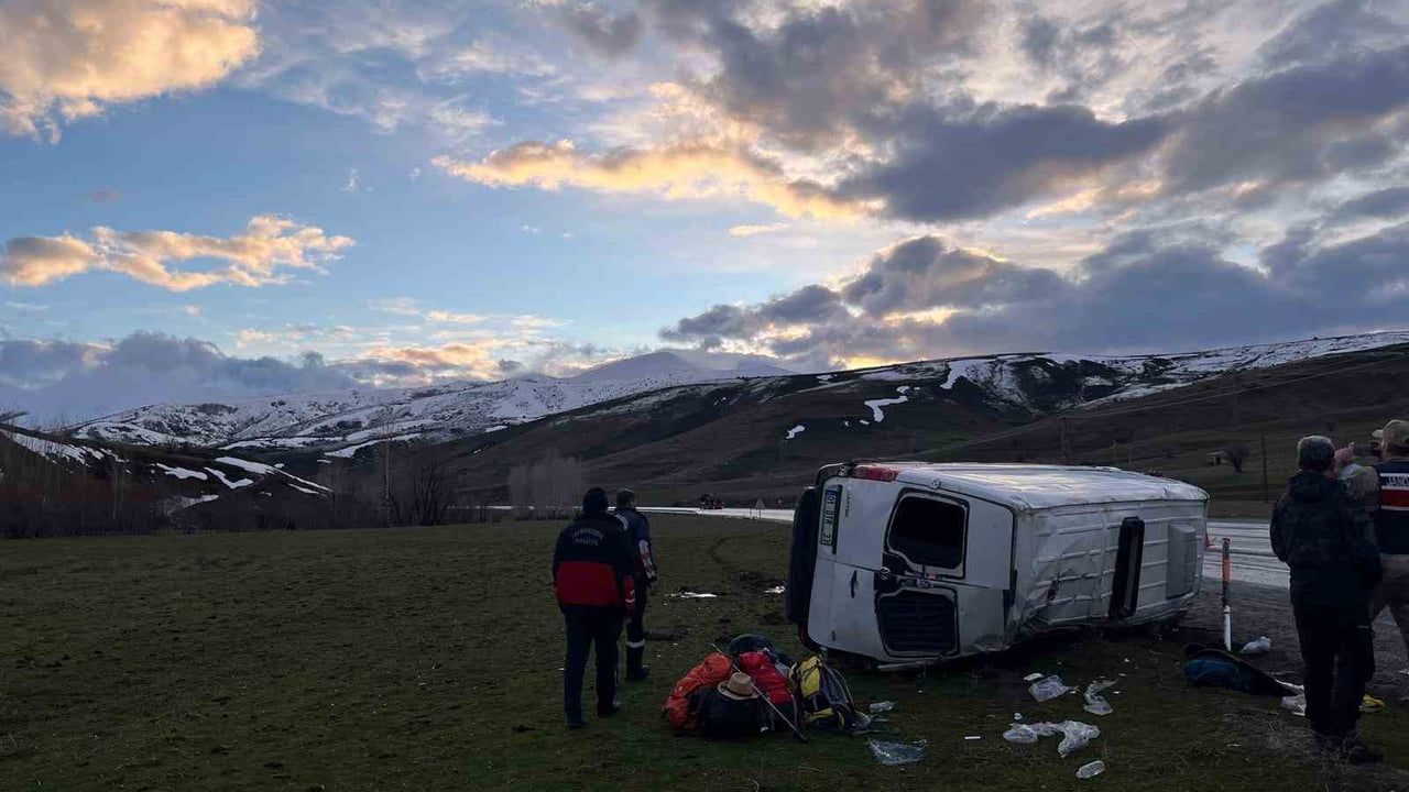 Van Gevaş’ta minibüs takla attı: 11 yaralı