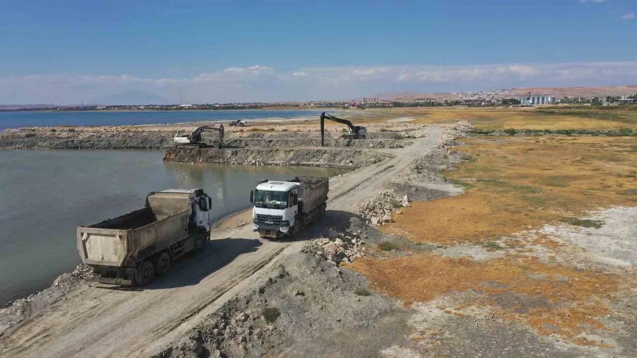 Van Gölü'nde dip çamuru temizliği: 2 milyon 86 bin metreküp bertaraf edildi