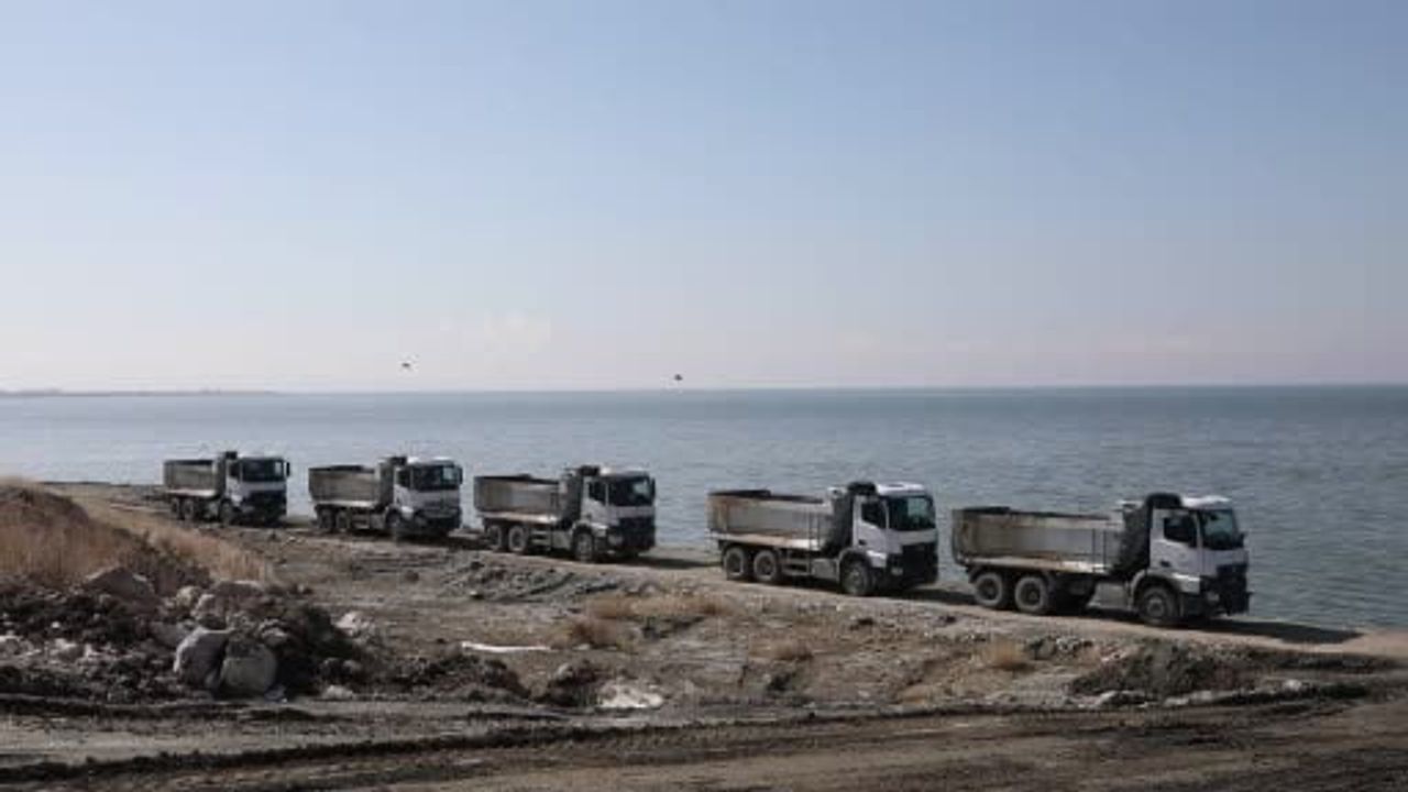 Van Gölü’nde dip çamuru temizliğinde 2 milyon 86 bin m³ çıkarıldı