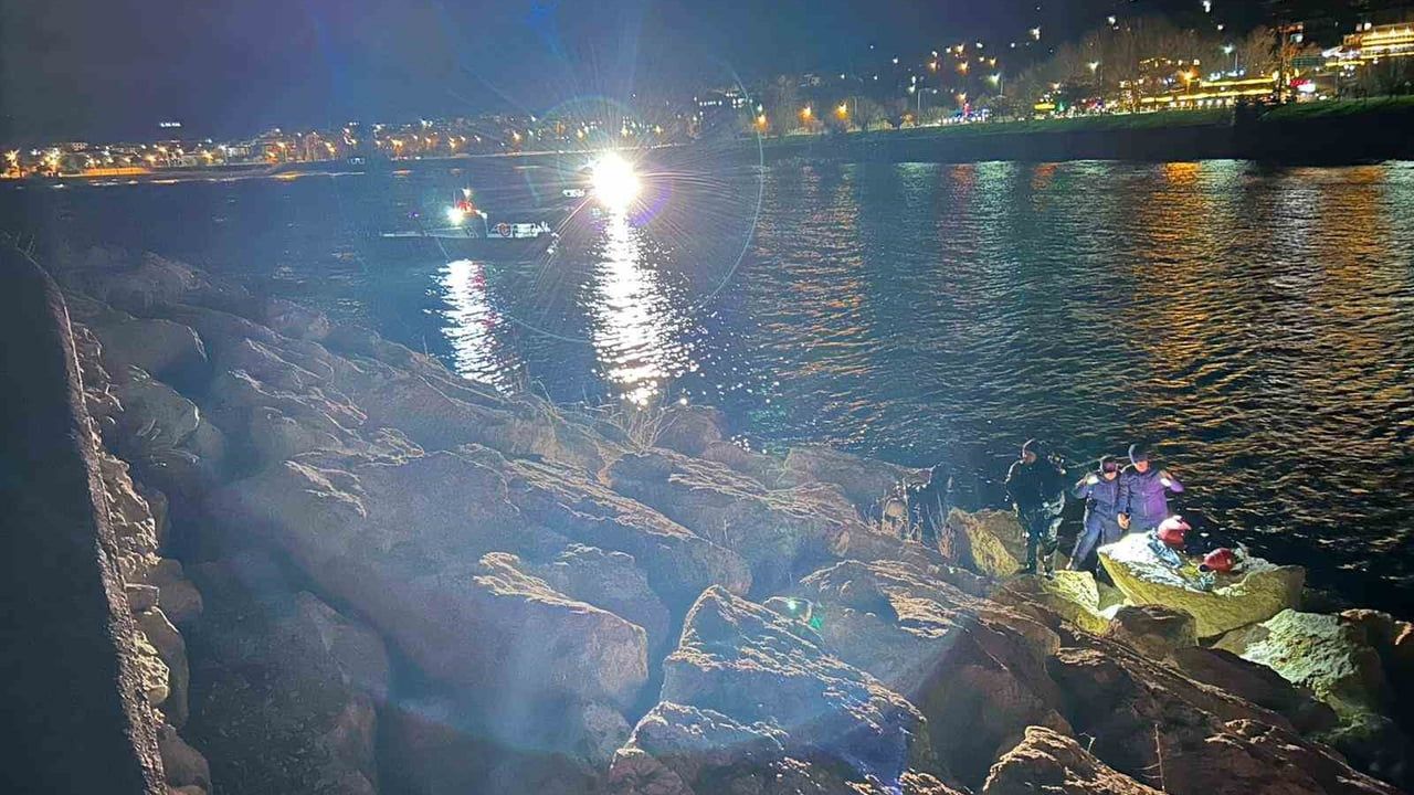 Van Gölü'nde Düşen Gencin Cansız Bedeni Edremit'te Bulundu