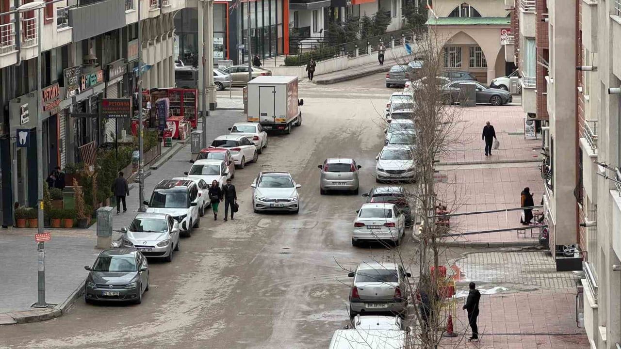 Van Tuşba'da 5.2 büyüklüğünde deprem; AFAD ve jandarma bölgede çalışmalarını sürdürüyor