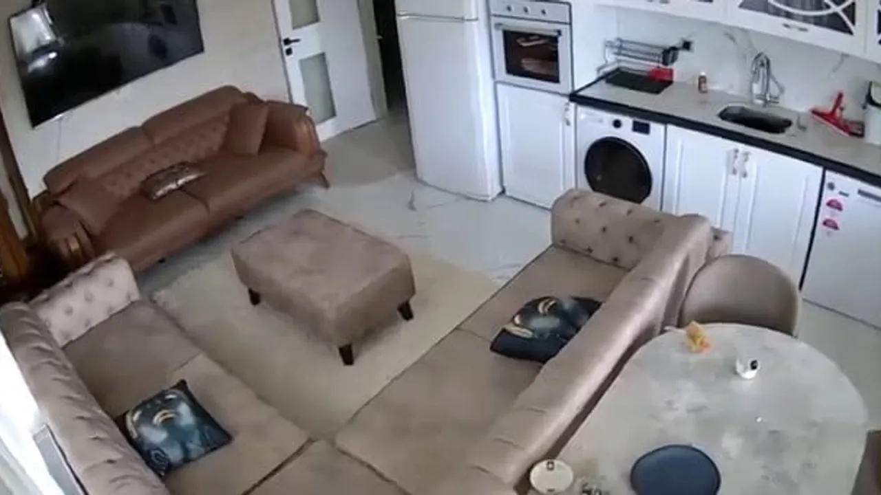 Van Tuşba'da 5.2 büyüklüğünde deprem: Ev güvenlik kamerası sarsıntıyı kaydetti