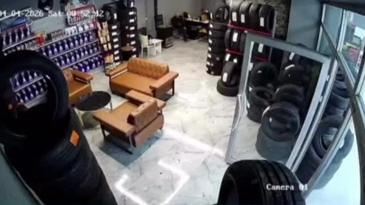 Van Tuşba'da 5.2 büyüklüğündeki deprem ev güvenlik kamerasına yansıdı