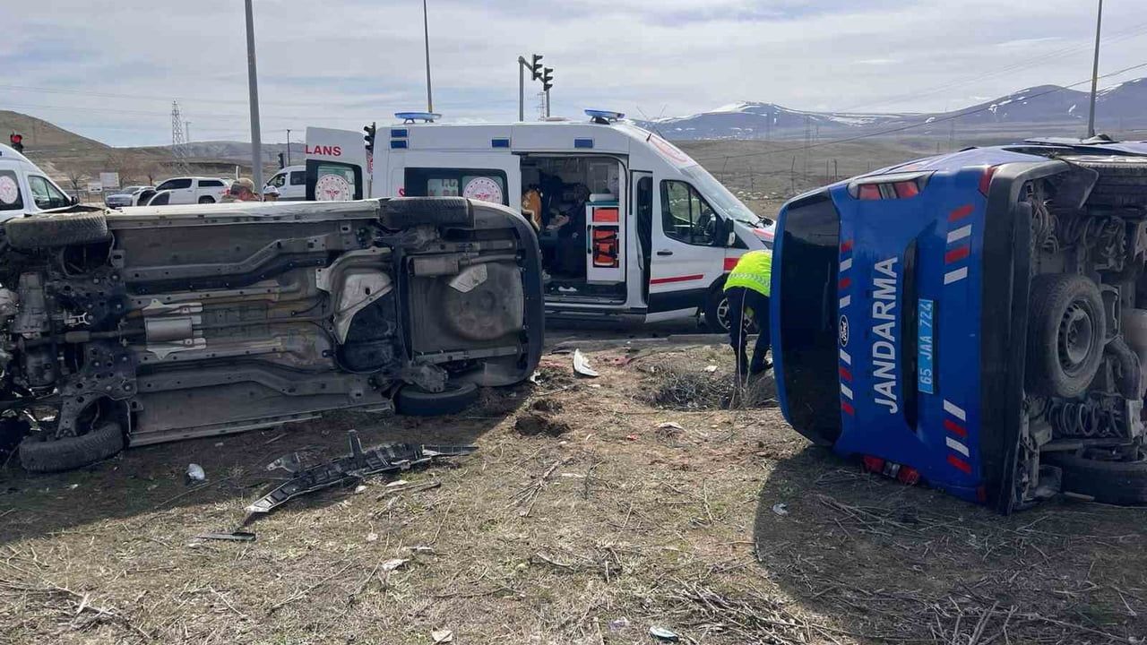 Van Tuşba'da zincirleme trafik kazası: 4'ü askeri personel, 6 yaralı