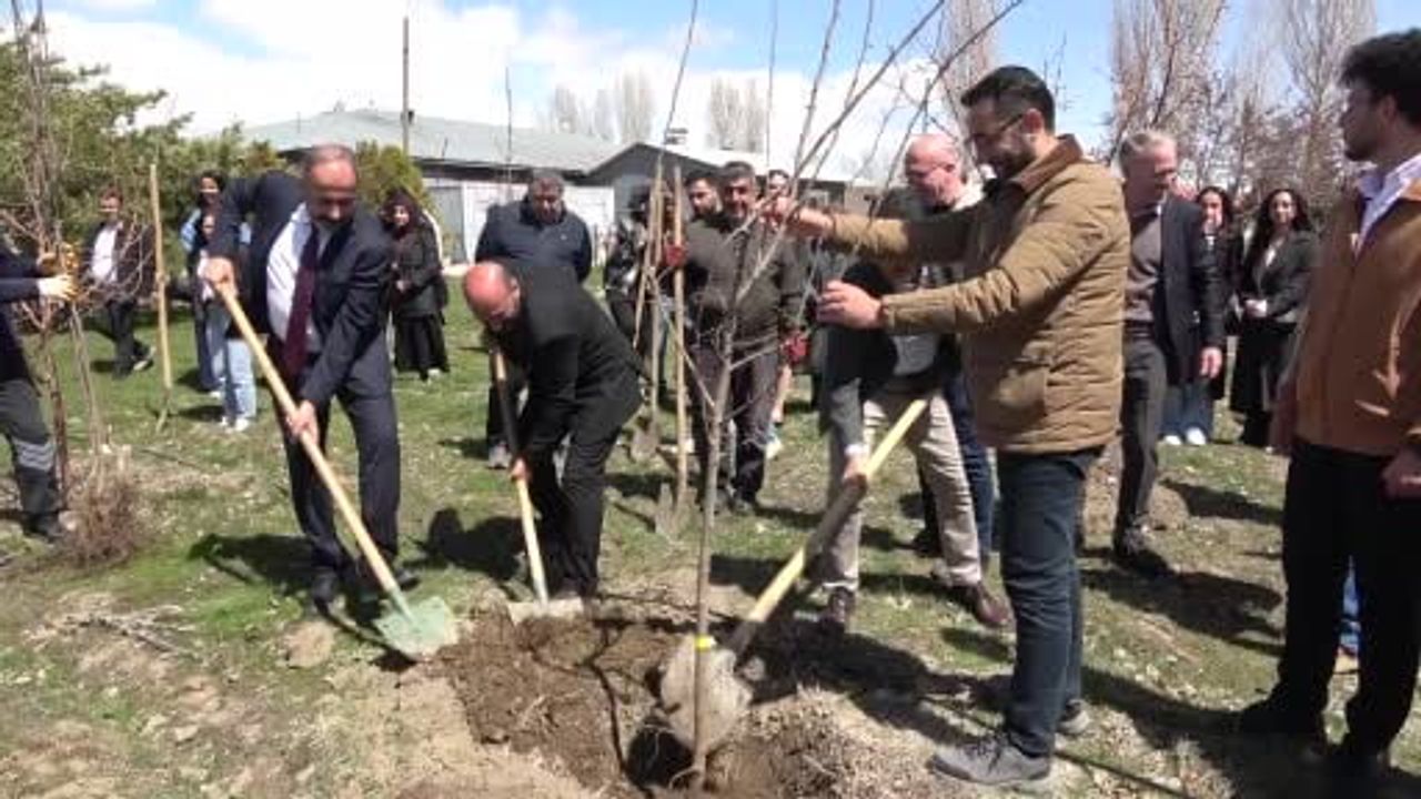Van YYÜ'de Geleceğin Diplomatları Kampüse Yerel Meyve Fidanları Dikti