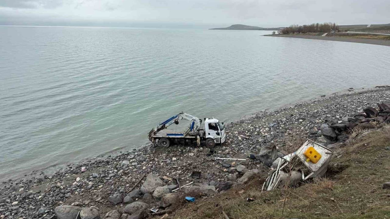 VASKİ'ye Ait Kurtarıcı Kamyon Van Gölü'ne Uçtu: 1 Yaralı