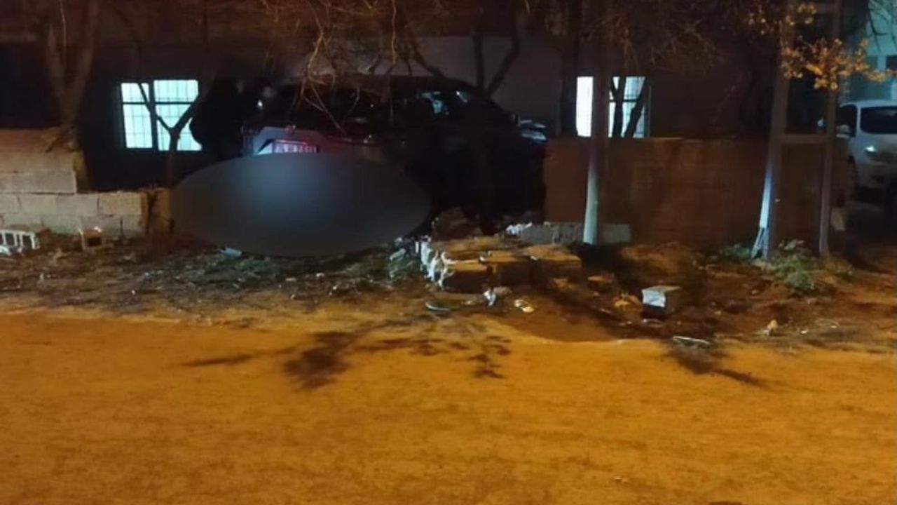 Yahyalı’da otomobil bahçe duvarını yıkarak eve çarptı: 1 yaralı