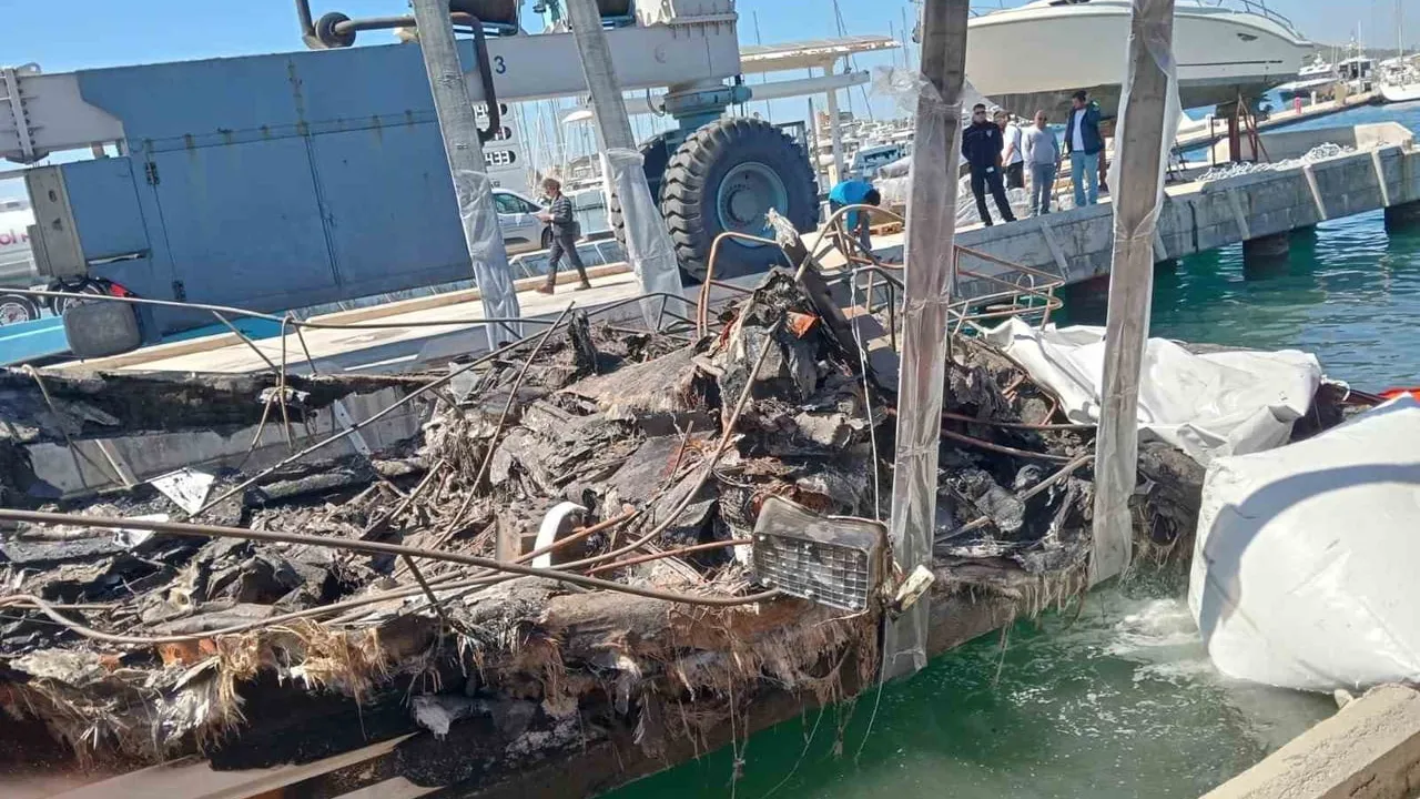 Yalıkavak Marina'da yanan 7 motoryatın enkazları kaldırılmaya başlandı