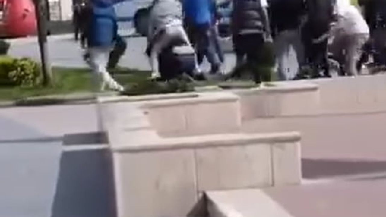 Yalova'da izinsiz fotoğraf çektiği iddia edilen şahıs vatandaşlarca darp edildi, polis gözaltına aldı