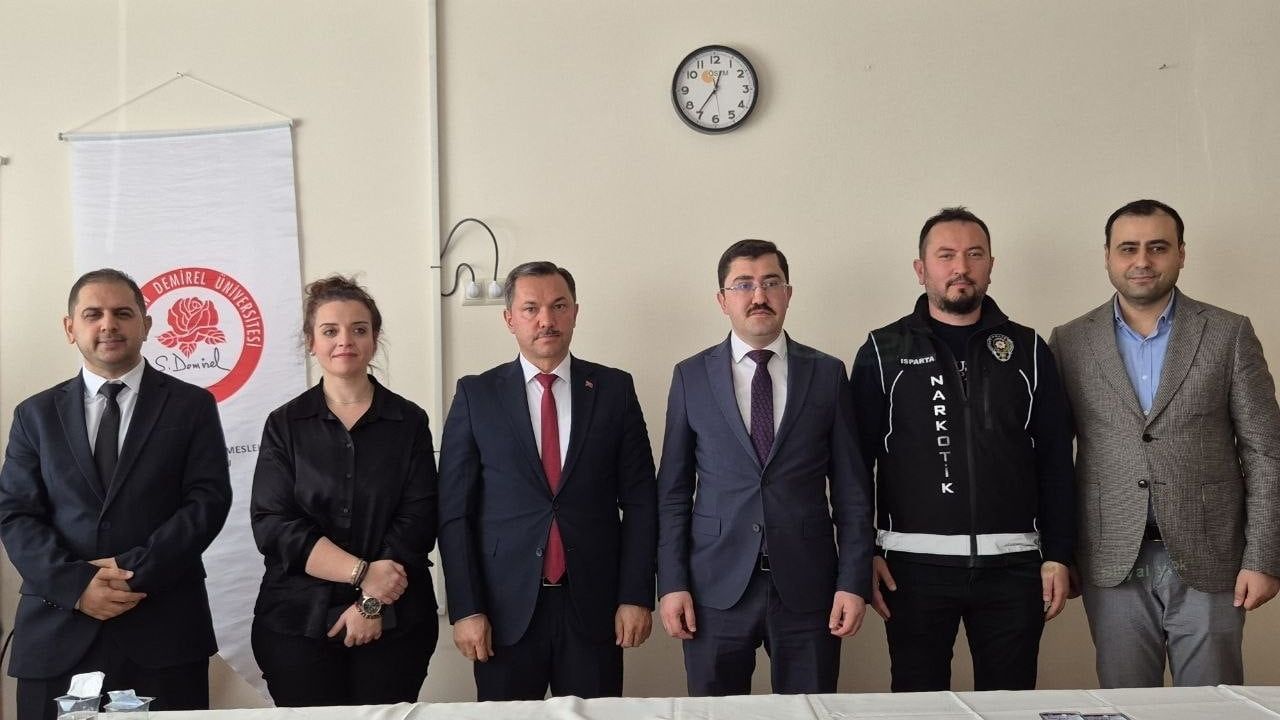 Yalvaç’ta bağımlılıkla mücadele panelinde toplumsal sorumluluk vurgulandı