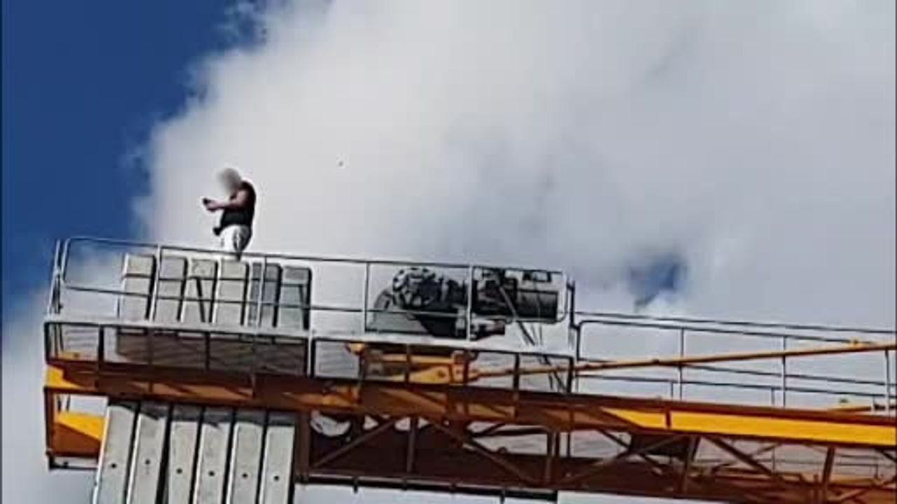 Yalvaç'ta kule vinç operatörü vincin ucuna çıktı; maaşı yatınca indi