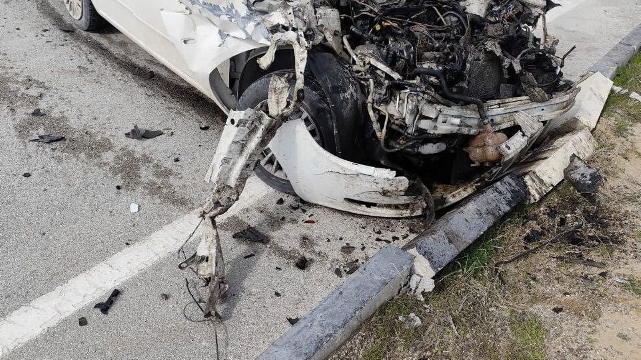 Yalvaç'ta park halindeki kamyonete çarpan otomobil hurdaya döndü: 1 yaralı