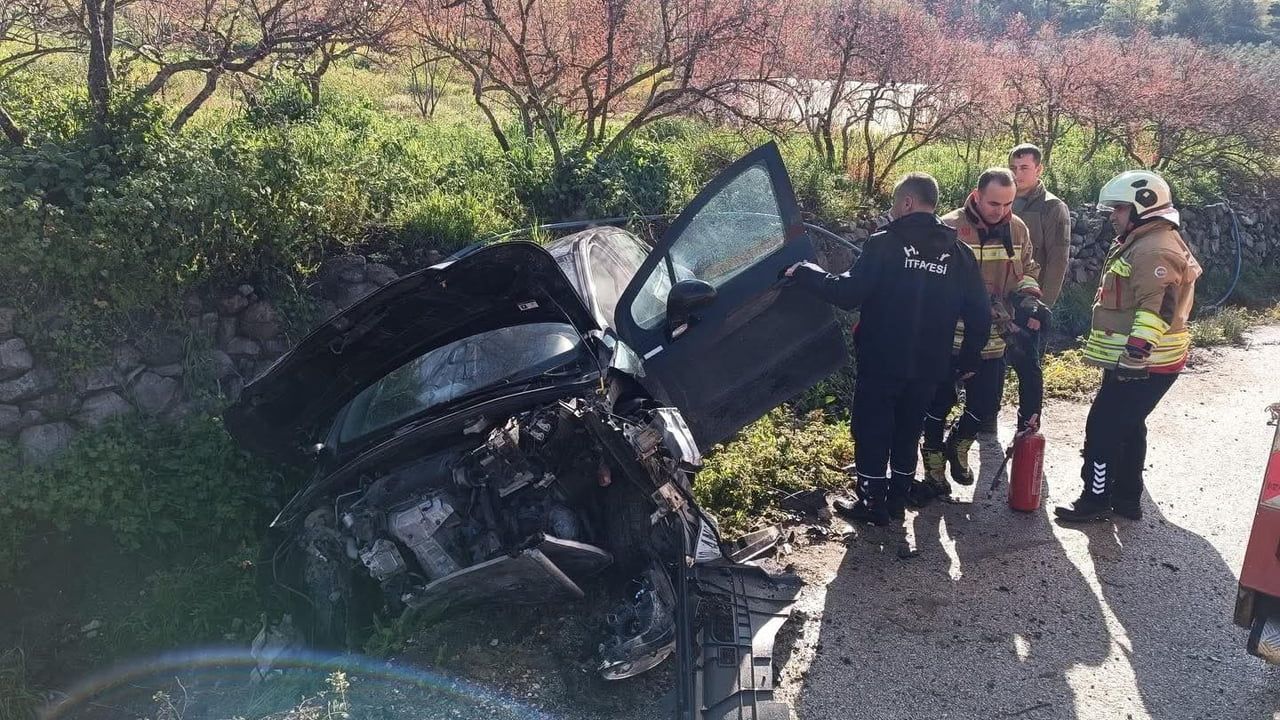 Yayladağı’nda bahçe duvarına çarpan Peuguet marka otomobil hurdaya döndü; sürücü yaralandı