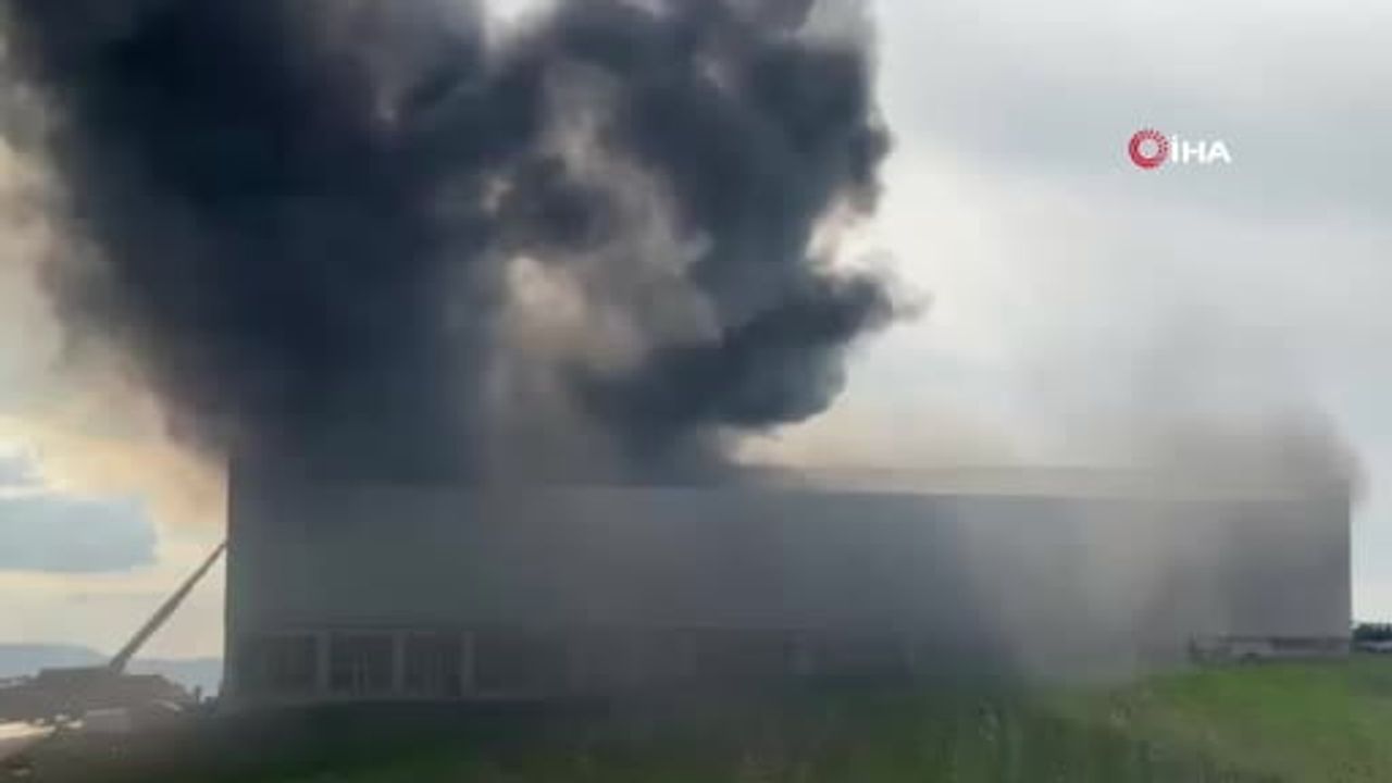 Yenimahalle'de mobilya fabrikasında yangın; itfaiye müdahalesi sürüyor