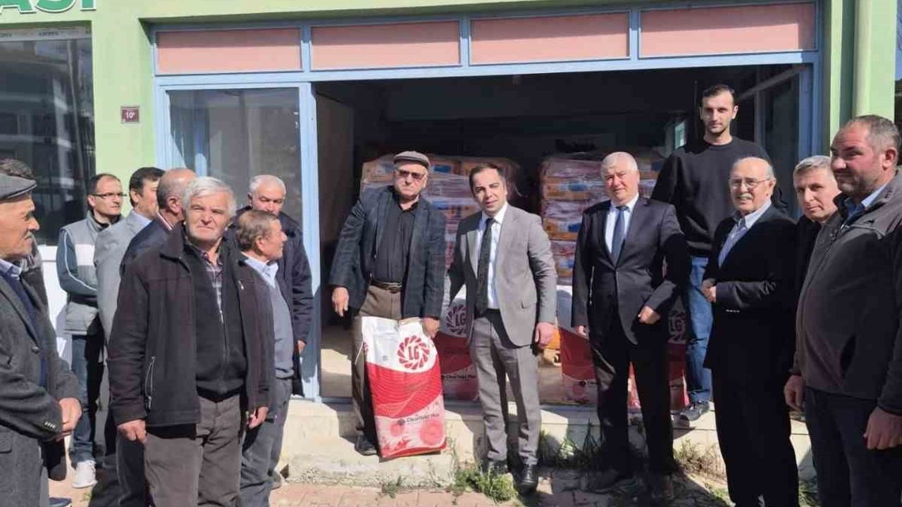 Yenipazar'da TAKEP kapsamında 240 torba yağlık ayçiçeği tohumu üreticilere dağıtıldı