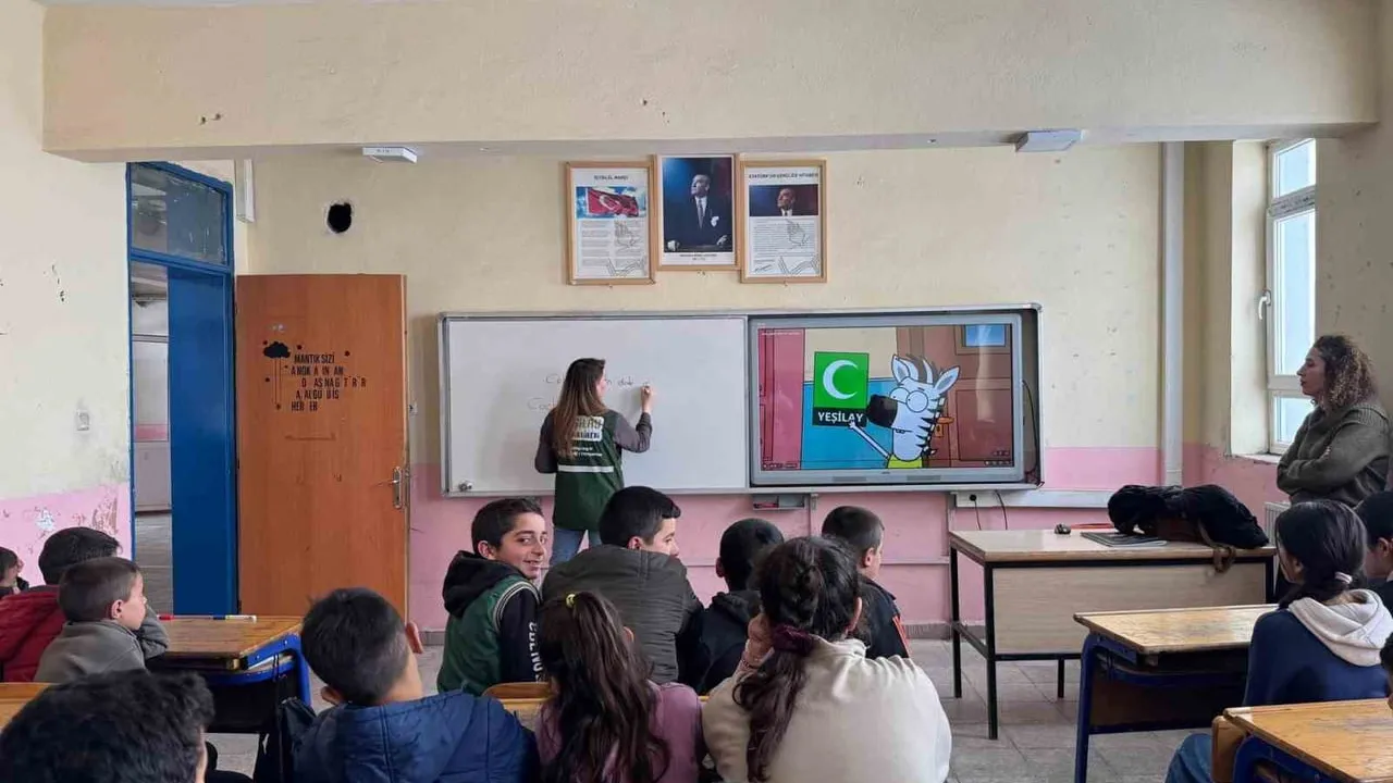 Yeşilay Kars Şubesi, Çerme Ortaokulu öğrencilerine bağımlılıkla mücadele eğitimi verdi
