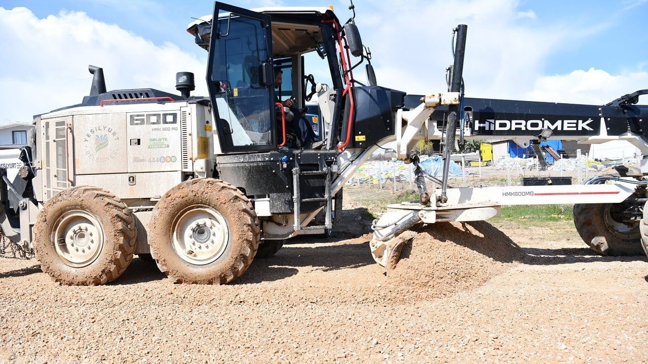 Yeşilyurt Belediyesi Dilek Mahallesi'nde yol kalitesini yükseltiyor