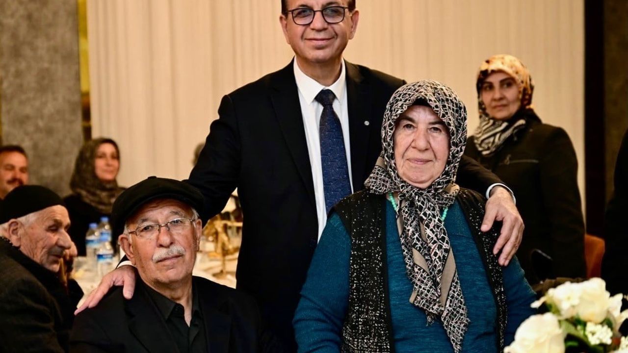 Yeşilyurt'ta 'Bir Yastıkta Yarım Asır' programında 50–72 yıllık evlilikler onurlandırıldı