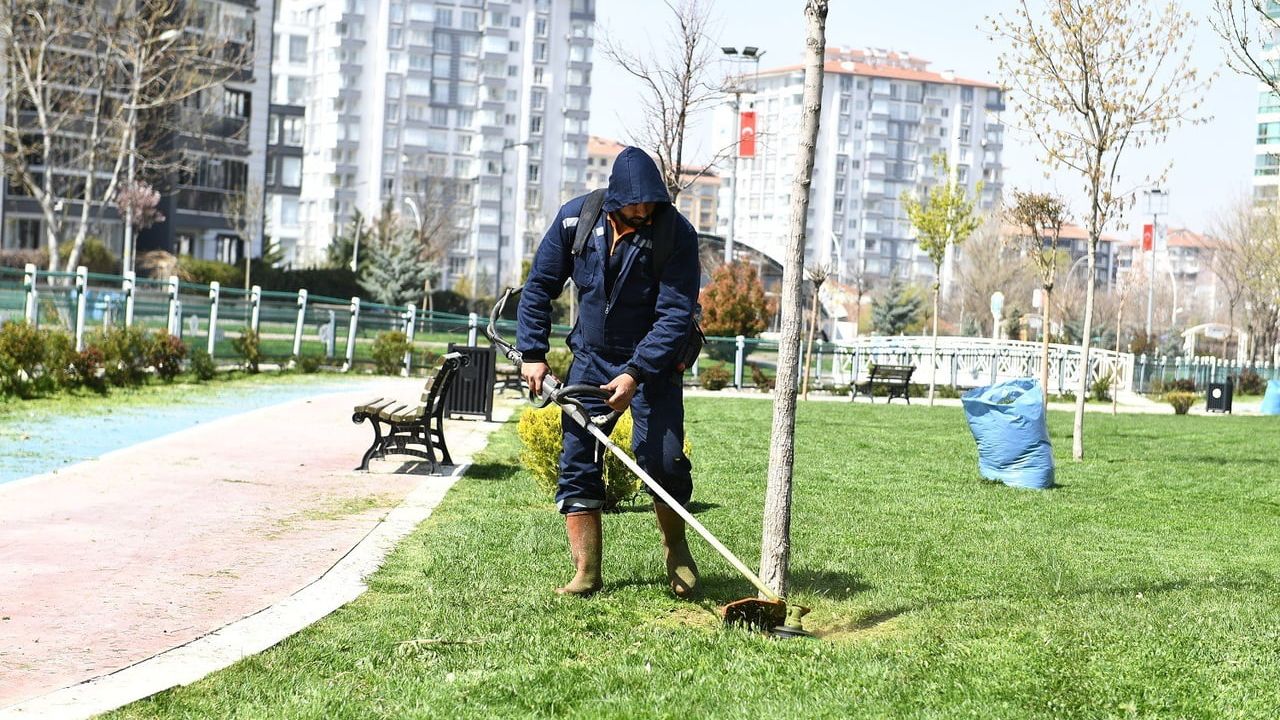 Yeşilyurt’ta park ve yeşil alanlarda kapsamlı bakım ve onarım çalışmaları sürüyor