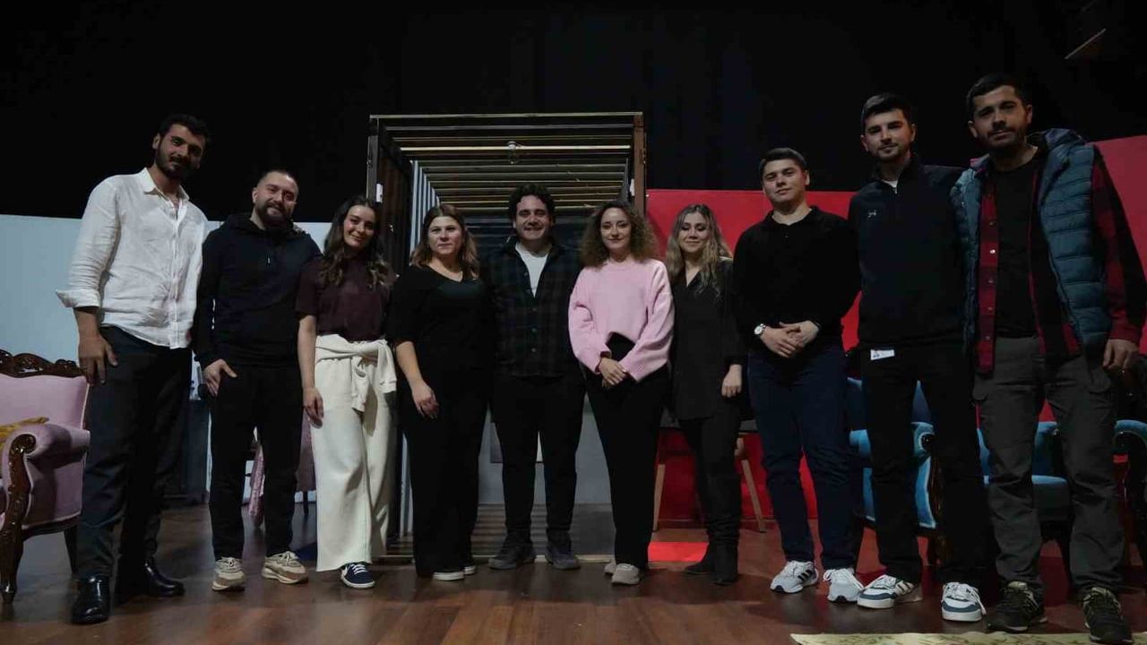 Yeşim Aykut, Kanserle Mücadelesini 'İçinden Geldiği Gibi Yaşa' ile Sahneye Taşıdı