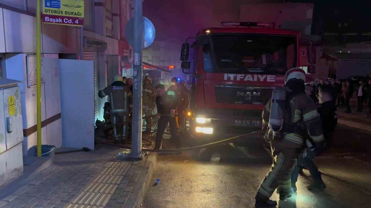 Yıldırım'da depoda çıkan yangın itfaiyenin hızlı müdahalesiyle söndürüldü