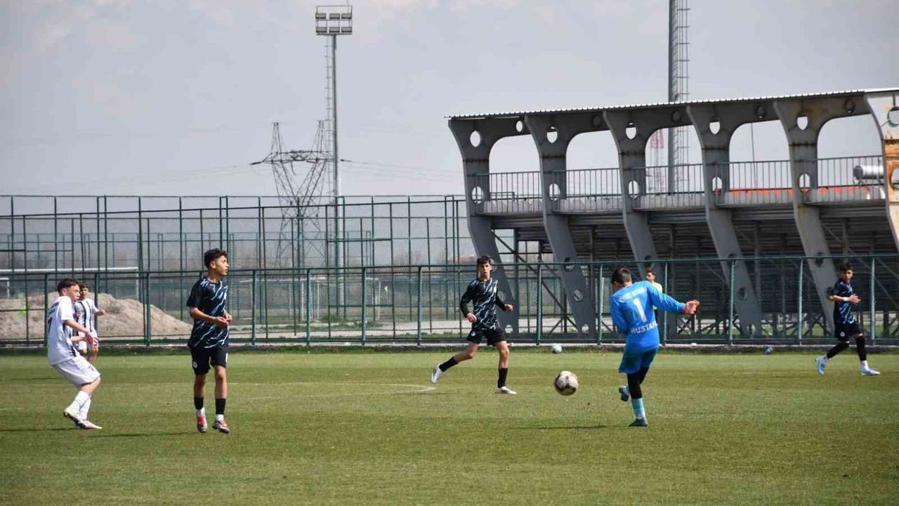 Yıldızlar Futbol Yarı Finalleri Kocatepe'de başladı: 10 ilden 15 takım, 300 sporcu mücadele ediyor