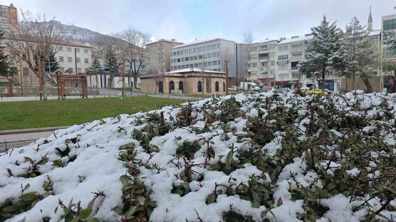 Yozgat'ta 10 Nisan'da yüksek kesimleri etkileyen kar yağışı: Üreticiler uyarıldı