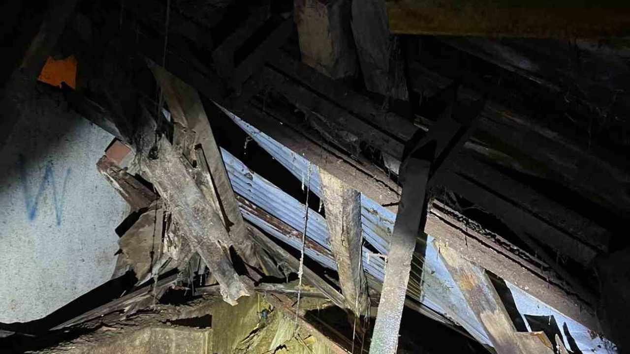 Yozgat'ta çatısı çöken ahırda AFAD ekipleri 5 inek ve 5 buzağıyı kurtardı