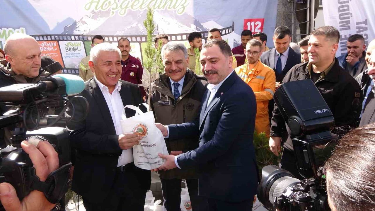 Yozgat'ta 'Geleceğe Nefes' kapsamında 4 bin 500 fidan dağıtıldı
