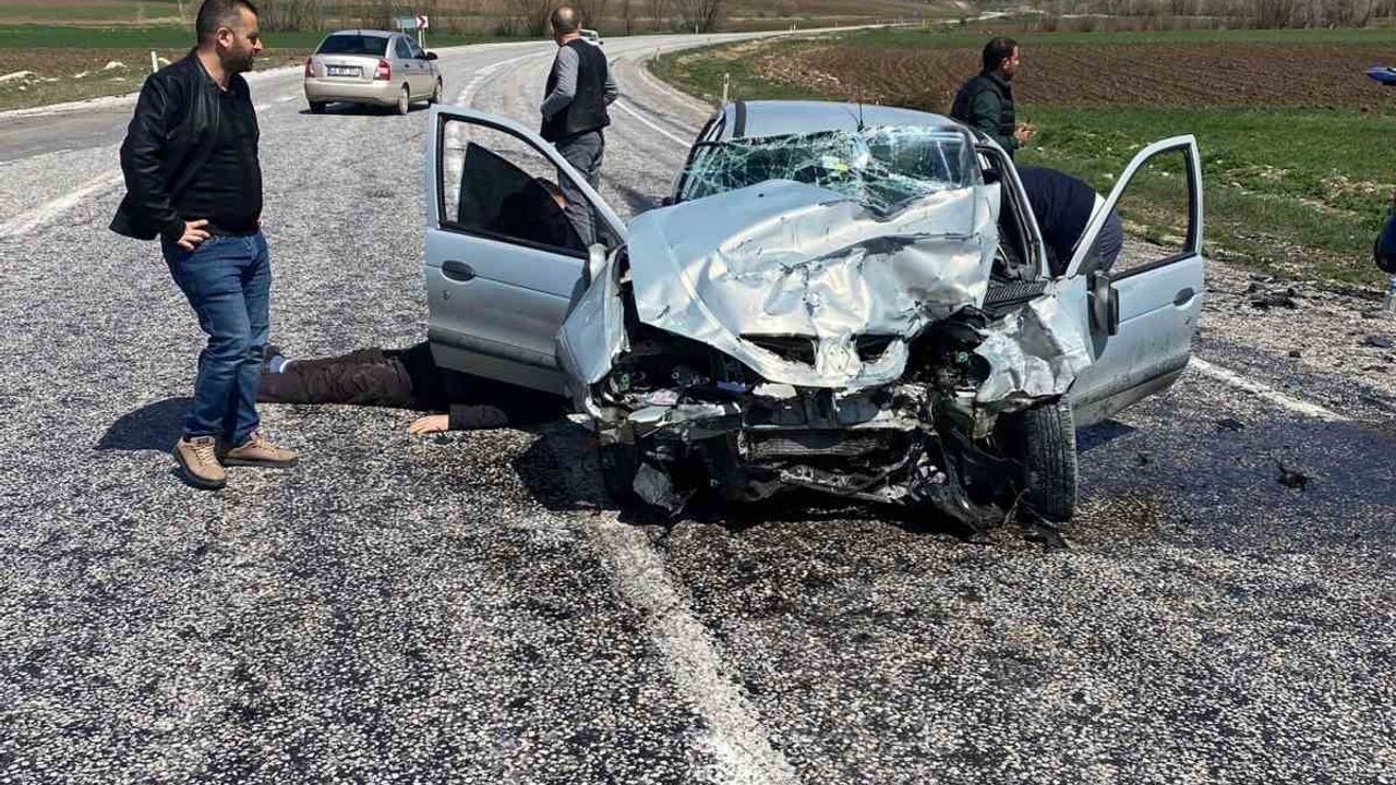 Yozgat'ta iki otomobil çarpıştı: 4 kişi yaralandı