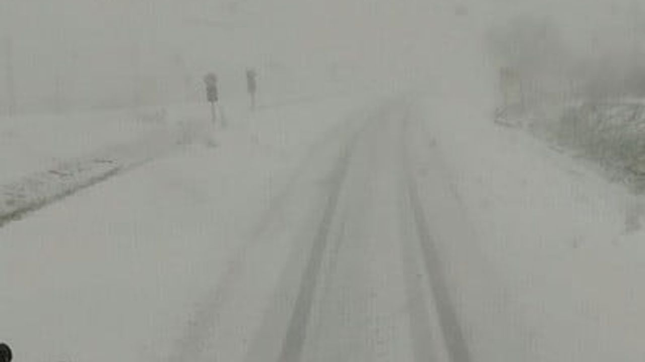 Yozgat’ta karla mücadele: Karayolları ekipleri ulaşımda aksama olmaması için çalışıyor