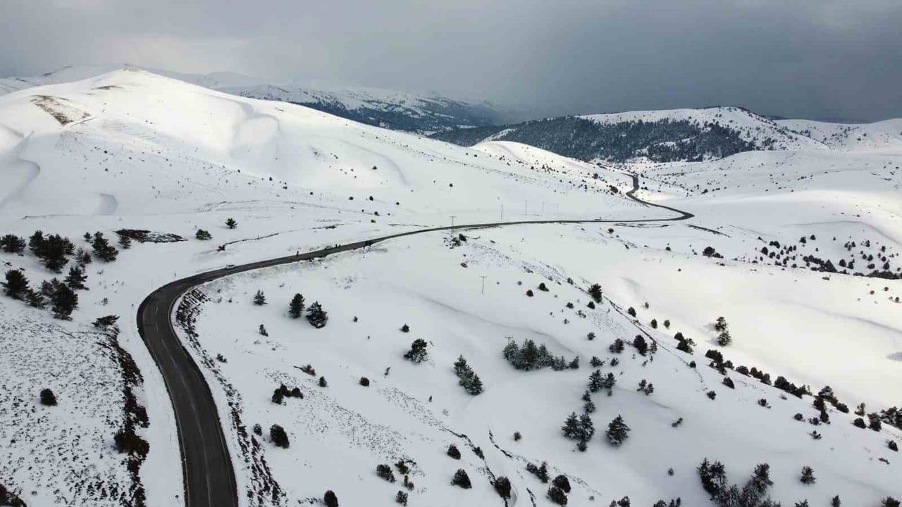 Yozgat'ta Nalbant Geçidi (2 bin 77 metre): Karla Kaplı Manzara Drone ile Görüntülendi