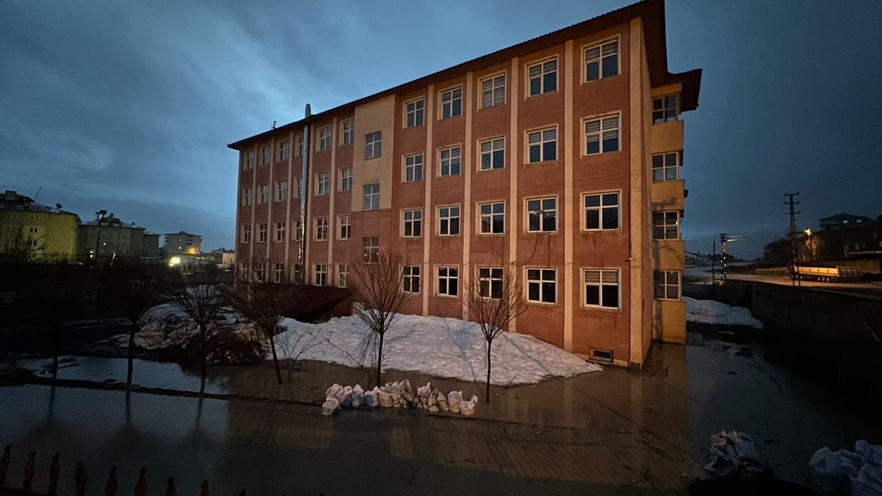 Yüksekova'da Anadolu Lisesi bahçesi sağanak sonrası su altında kaldı