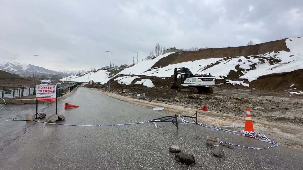 Yüksekova'da heyelan: Pizok yolu 5 gündür tek şeritten açık