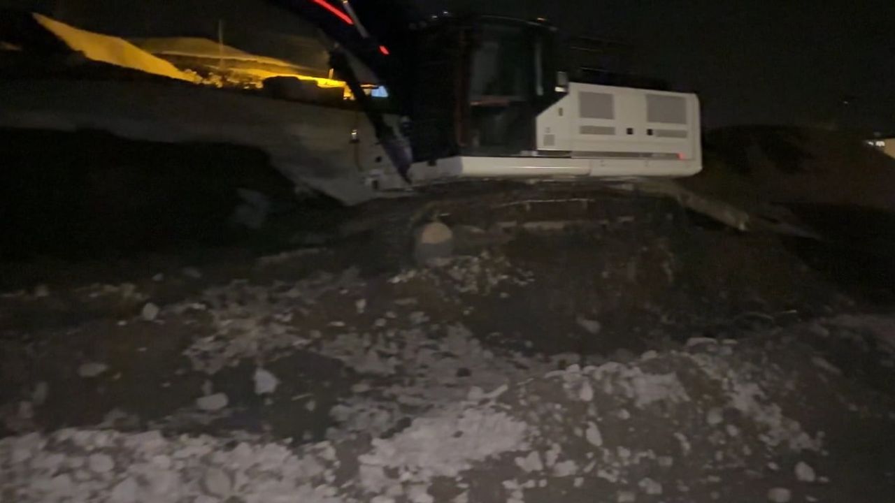 Yüksekova'da heyelan sonrası Pizok yolu kısmen trafiğe kapatıldı