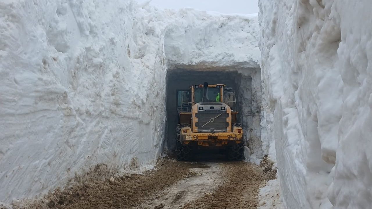 Yüksekova'da Nisan ayında 4 metreye varan karla mücadele: Kapalı köy yolları tüneller arasında açılıyor