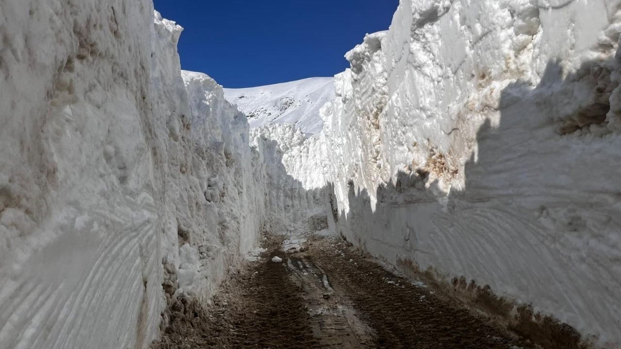 Yüksekova'da Nisan ayında 6 metreyi aşan kar: Yol açma çalışmaları tünel görünümü oluşturdu