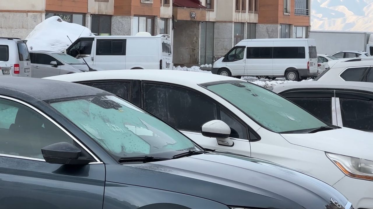 Yüksekova'da Nisan Ayında Dondurucu Soğuklar: Araç Camları ve Çatılarda Buzlanma