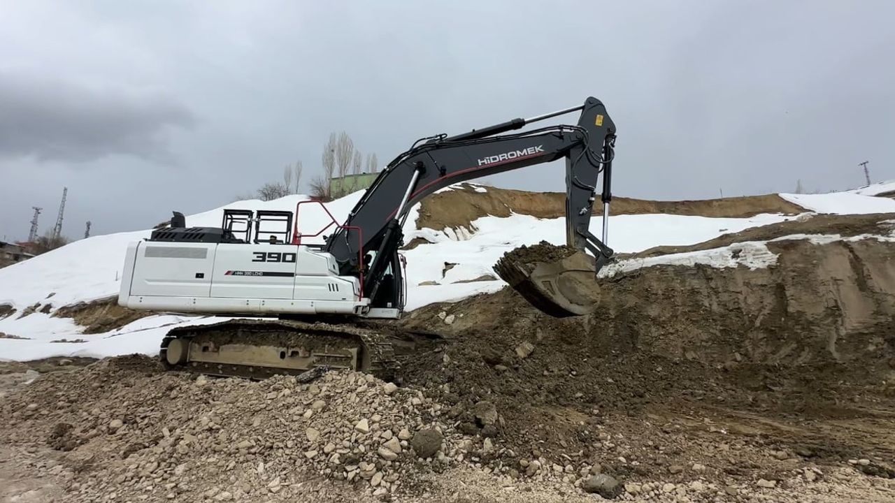 Yüksekova'da Pizok yolundaki heyelan sonrası onarım ve güvenlik çalışmaları sürüyor
