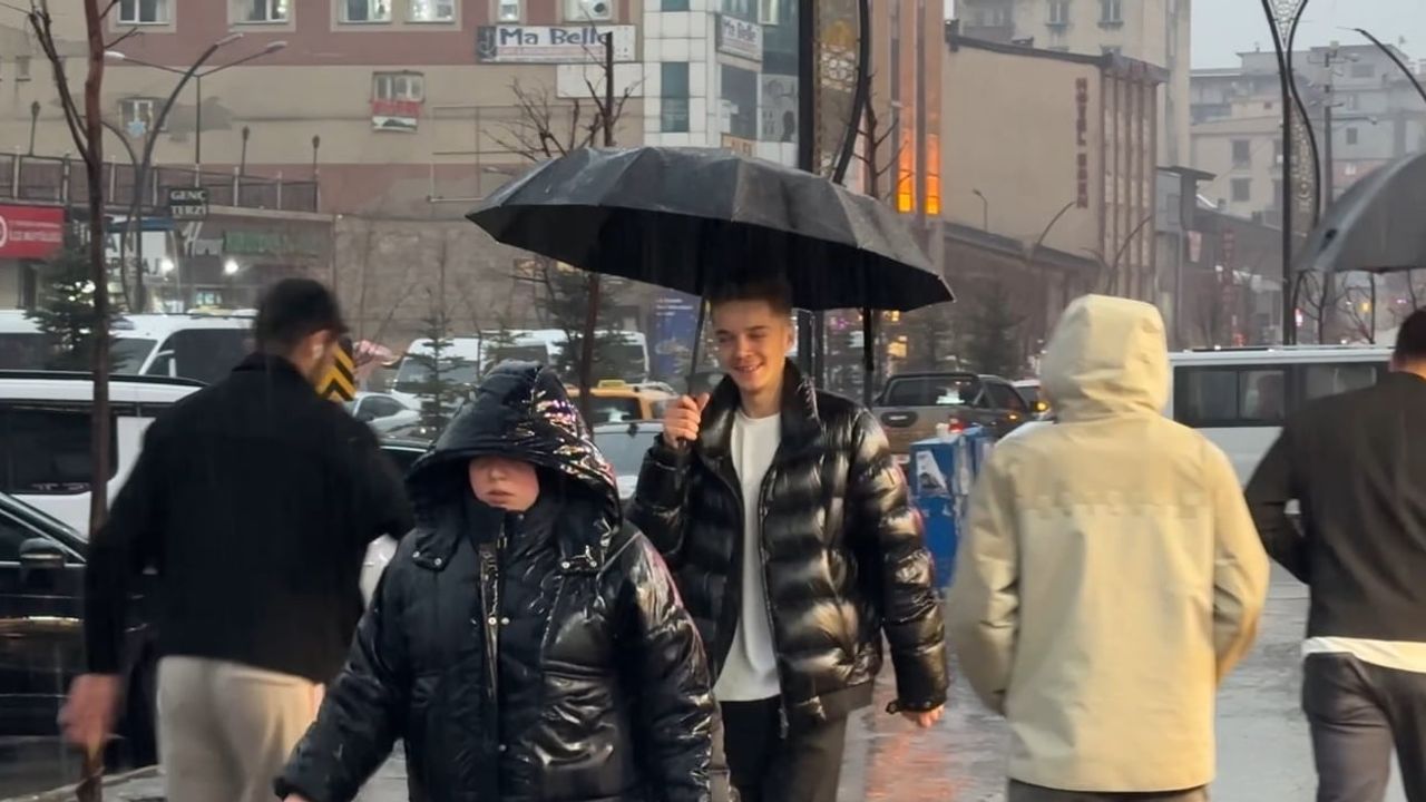 Yüksekova'da sağanak günlük yaşamı etkiledi — Meteoroloji uyarısı sürüyor