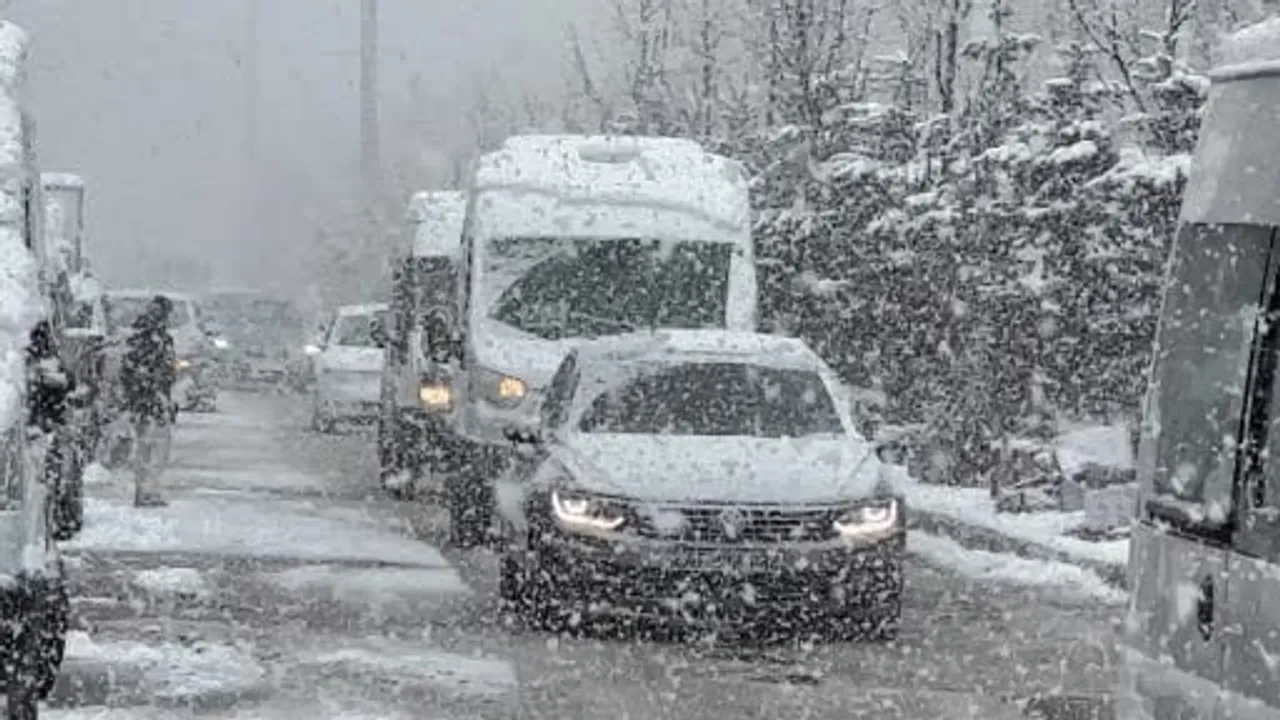 Yüksekova Nisan ayında karla kaplandı: Görüş mesafesi 20 metreye düştü