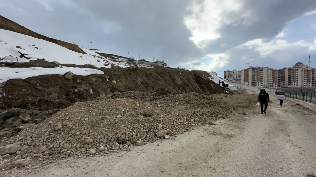 Yüksekova Pizok'ta heyelan ulaşımı aksattı: Trafik 3 gündür tek şeritten veriliyor