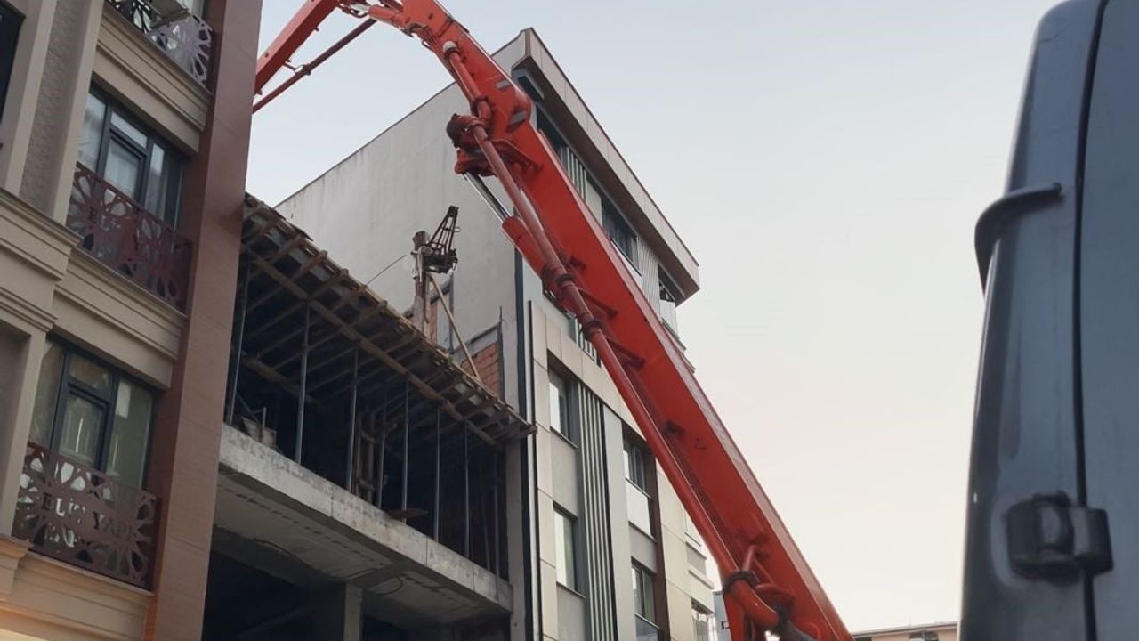 Zeytinburnu'da beton dökme sırasında bitişik binanın duvarı çöktü