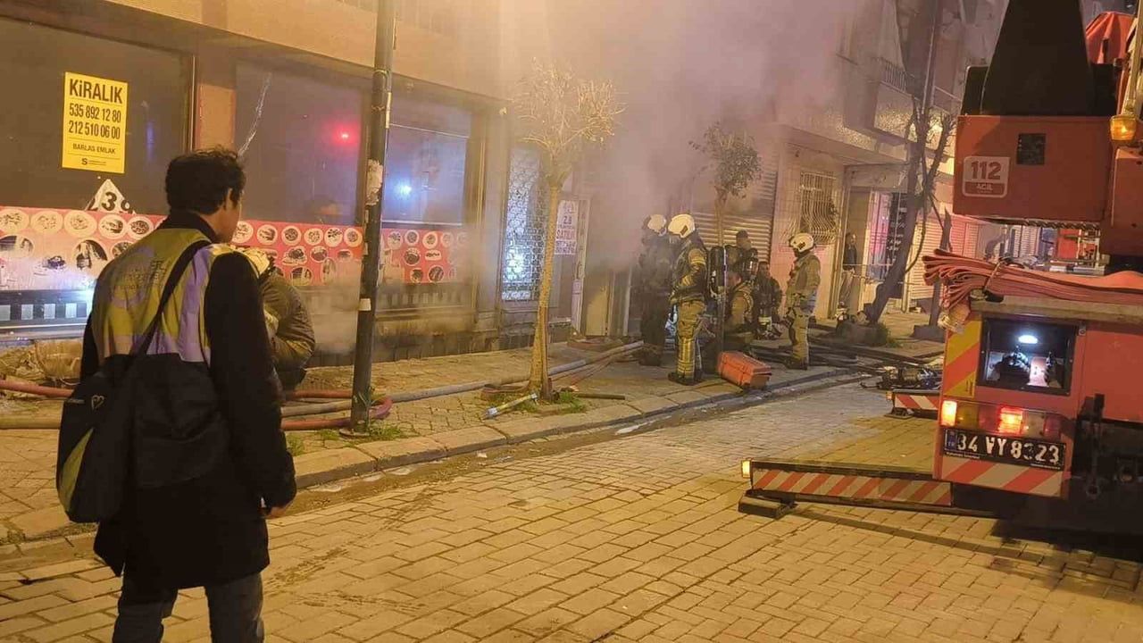 Zeytinburnu'da tekstil atölyesinde gece yangını: Can kaybı yok, inceleme sürüyor