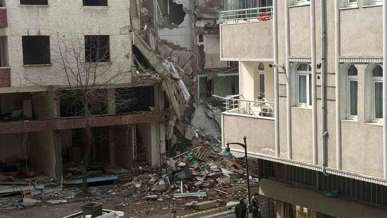 Zeytinburnu'da yıkım sırasında düşen beton parçası 6 yaşındaki çocuğun ölümüne yol açtı