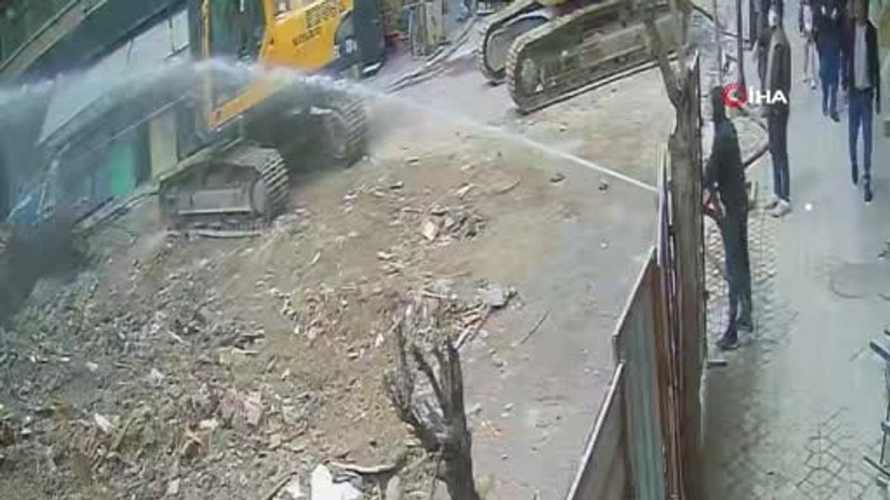 Zeytinburnu'nda yıkım sırasında düşen beton parçası 6 yaşındaki çocuğun yaşamını yitirmesine yol açtı